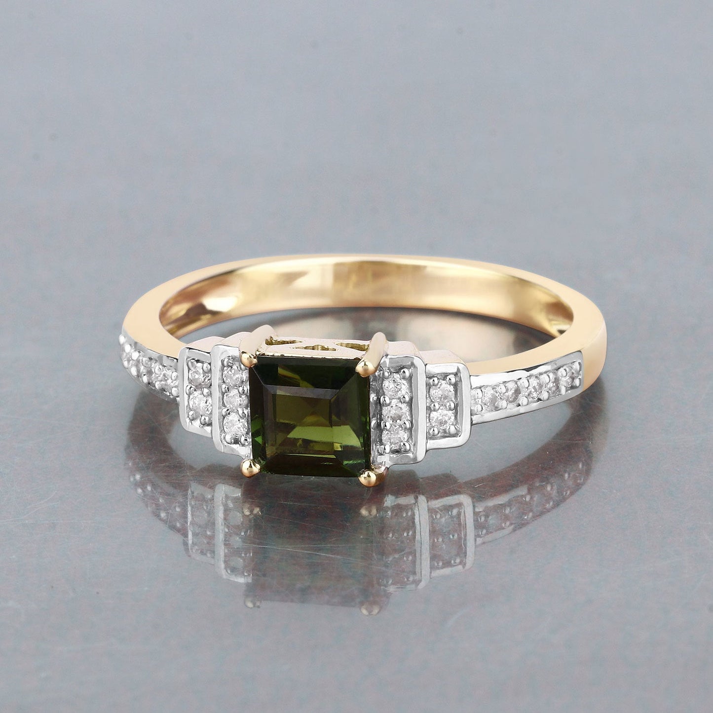 Anillo de 0.72 quilates de turmalina verde y diamante blanco en oro amarillo de 14 quilates