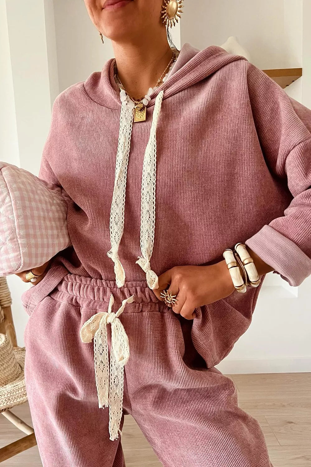 Conjunto de Sudadera con Detalle de Encaje y Pantalones de Hombros Caídos