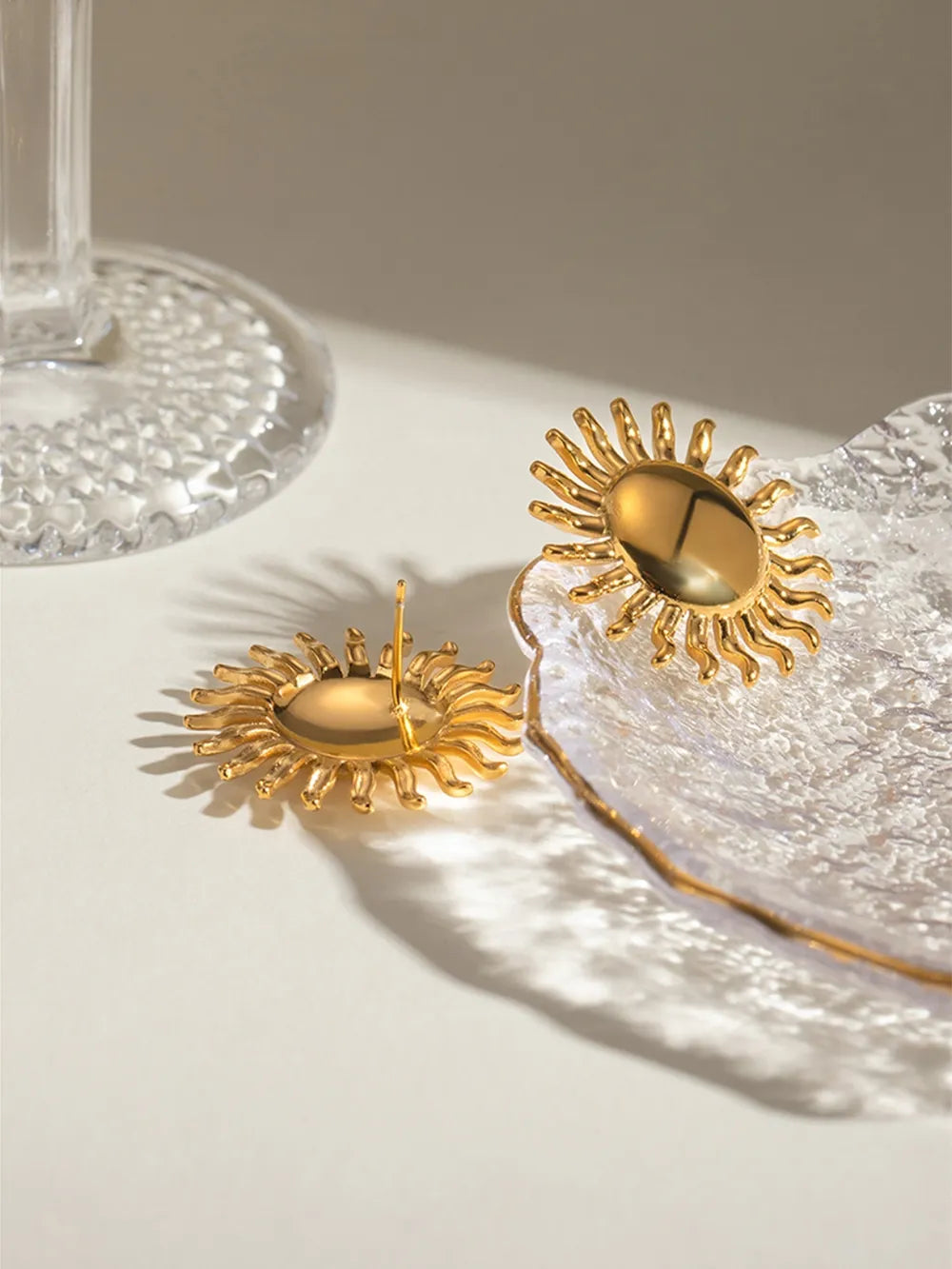Pendientes de Stud de Sol de Acero Inoxidable Baño en Oro de 18K
