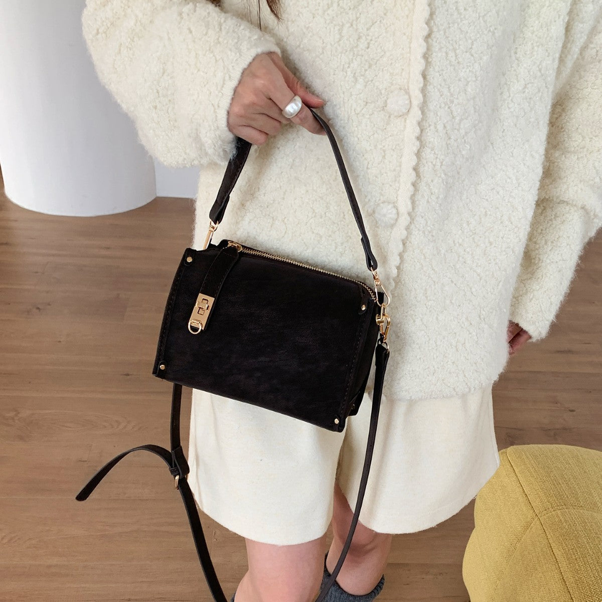 Stylish Women's Zipper Shoulder Bag for Everyday Use