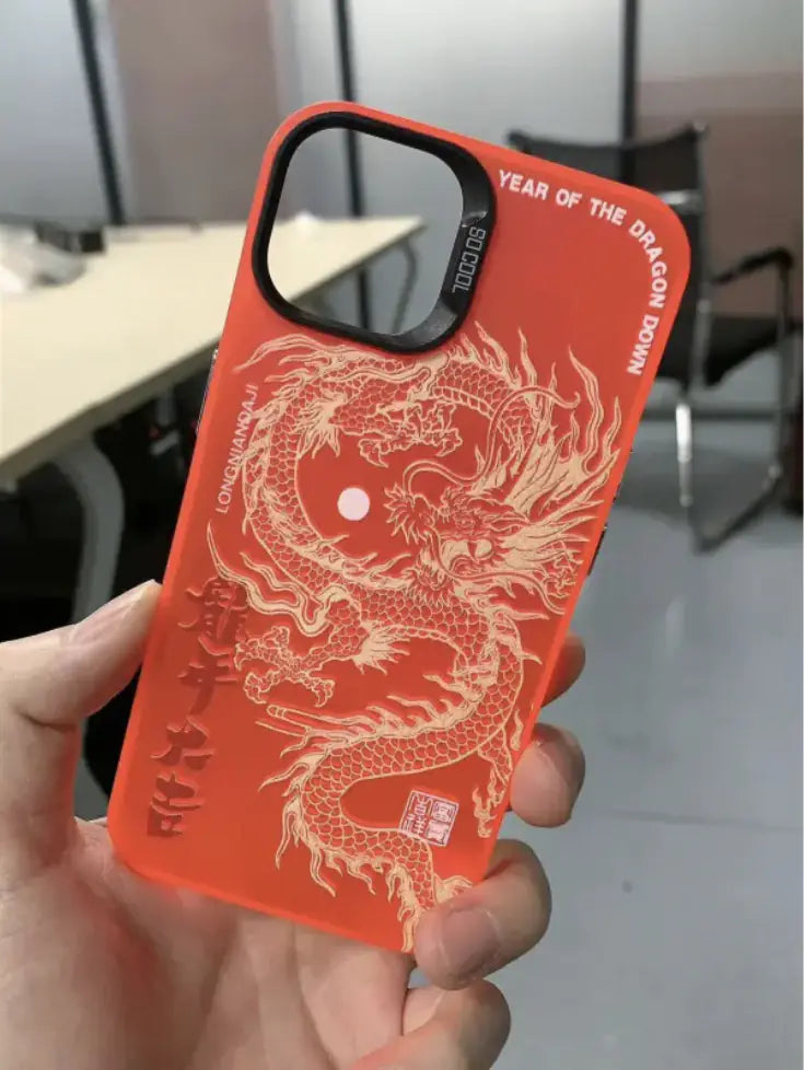 Funda de teléfono de dragón chino negro linda y de moda con correa de mano