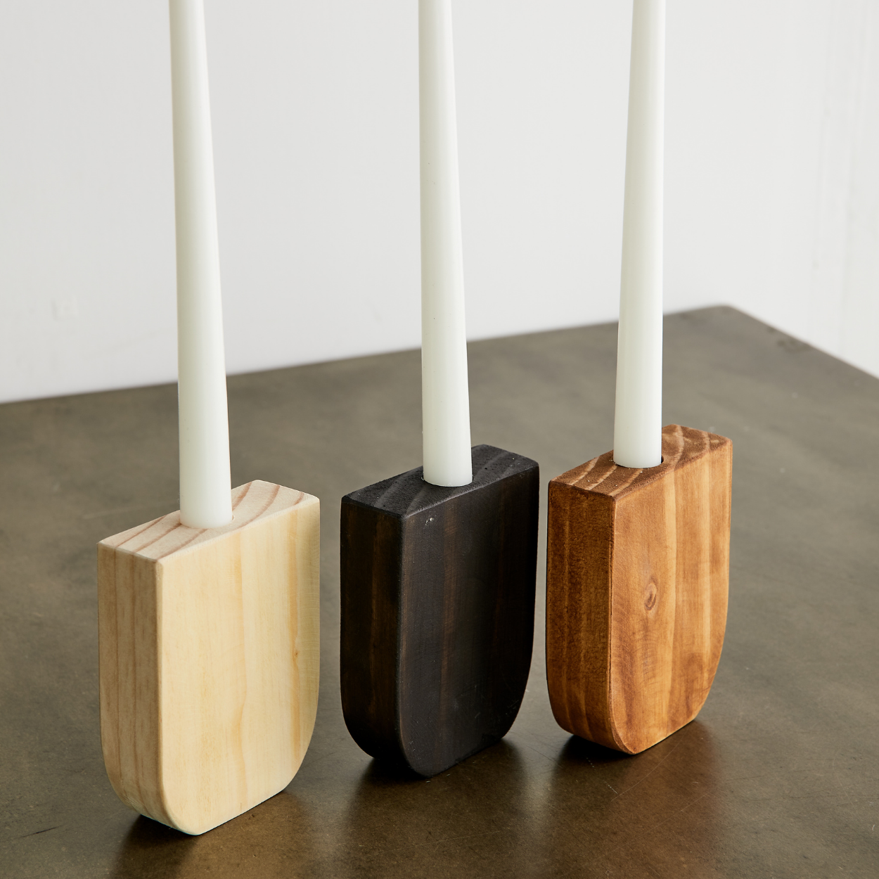 Portavelas de Madera de Pino en Forma de Herradura