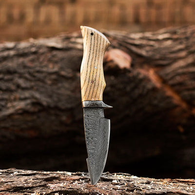Wilderness Masterpiece: 10-Inch Damascus Steel Hunting Knife with Walnut Handle - Korvel