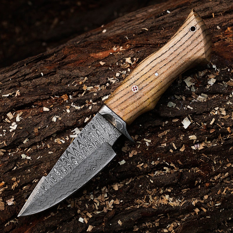 Wilderness Masterpiece: 10-Inch Damascus Steel Hunting Knife with Walnut Handle - Korvel