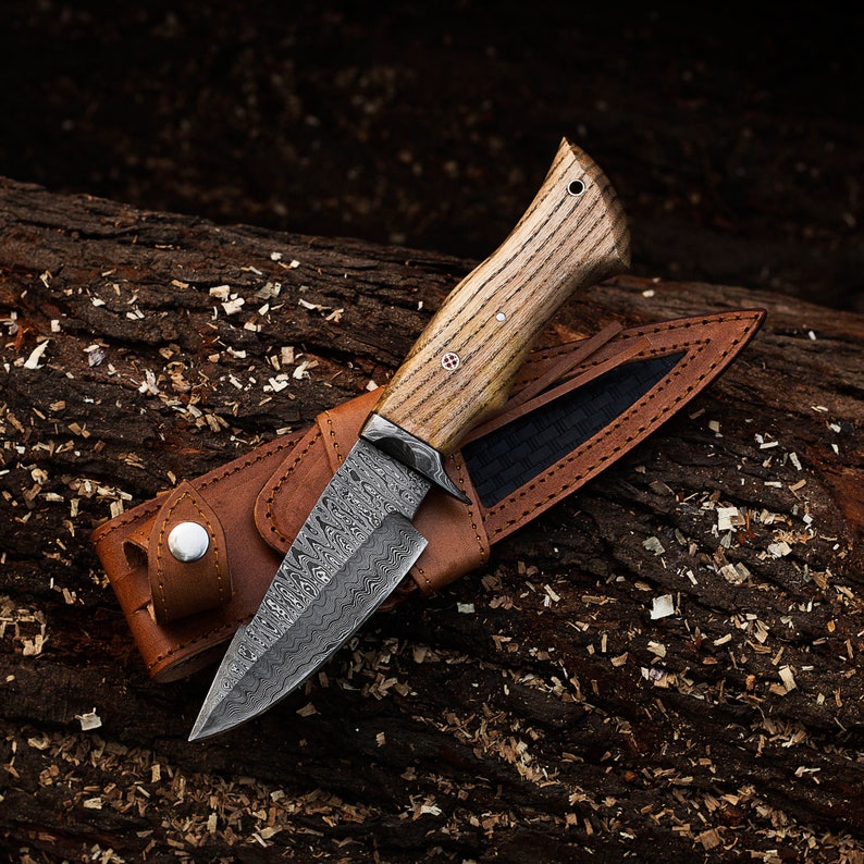 Wilderness Masterpiece: 10-Inch Damascus Steel Hunting Knife with Walnut Handle - Korvel