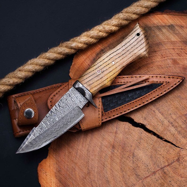 Wilderness Masterpiece: 10-Inch Damascus Steel Hunting Knife with Walnut Handle - Korvel