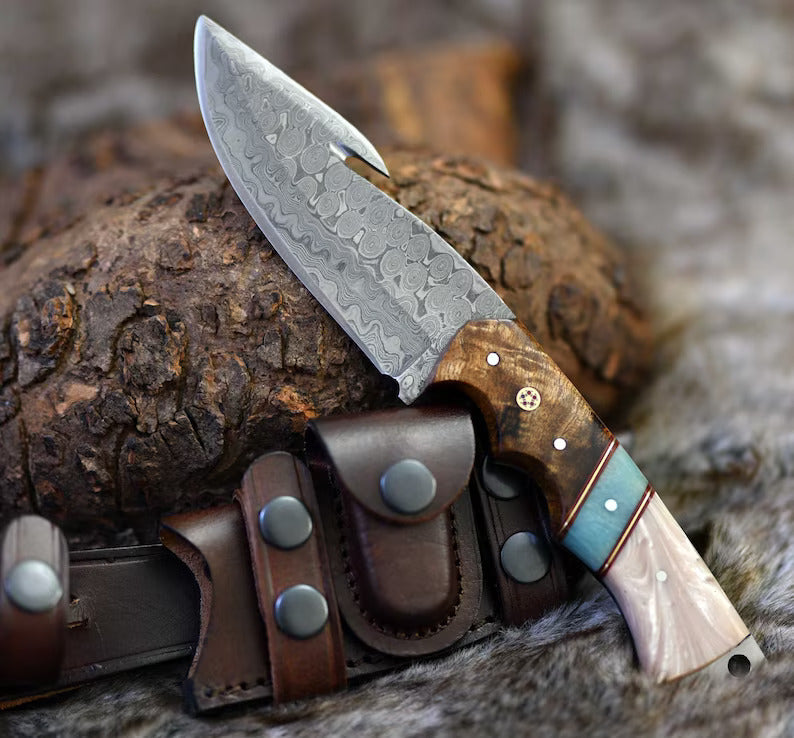 Precision Hunter: 8.25-Inch Damascus Steel Gut Hook Skinning Knife with Elegant Rosewood Handle - Korvel