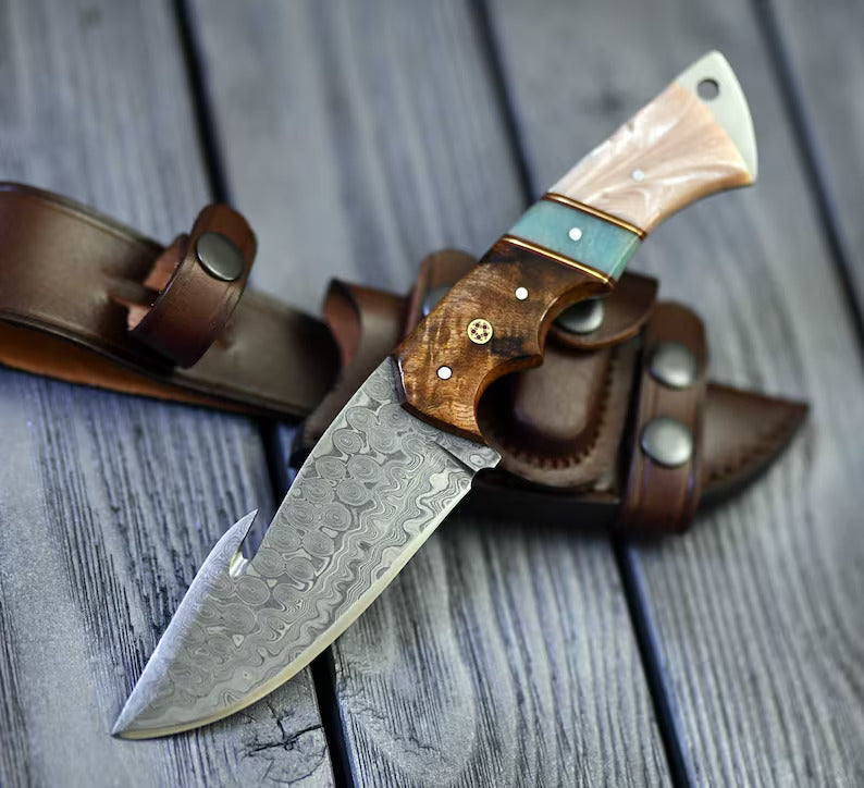 Precision Hunter: 8.25-Inch Damascus Steel Gut Hook Skinning Knife with Elegant Rosewood Handle - Korvel