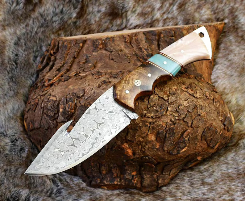 Precision Hunter: 8.25-Inch Damascus Steel Gut Hook Skinning Knife with Elegant Rosewood Handle - Korvel