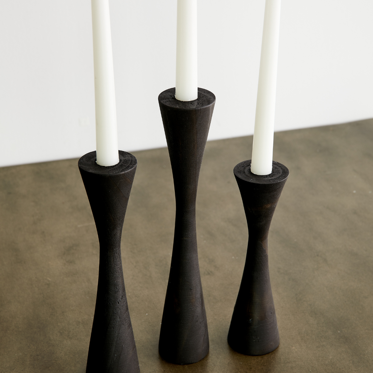 Soporte de candelabro de madera cónico Geo