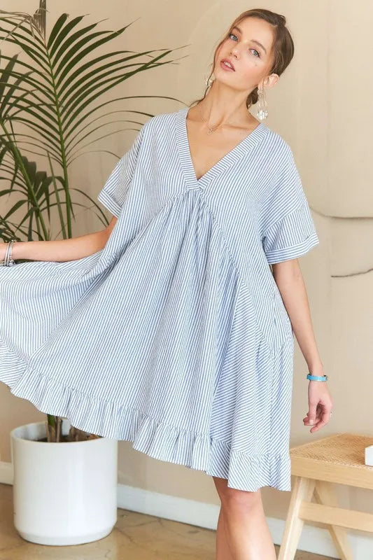 Vestido Babydoll de Cuello en V a Rayas con Dobladillo Volante