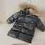 Chaqueta de plumas de longitud media para niños con cuello de piel