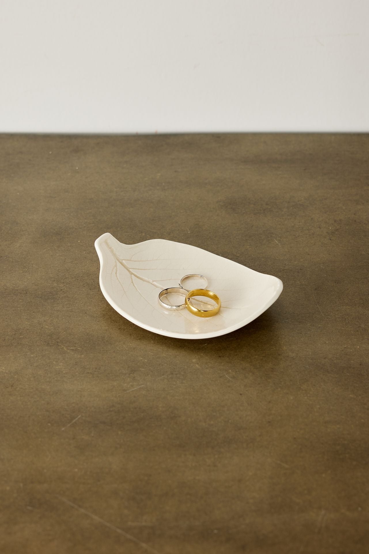 Plato de Joyas de Porcelana en Forma de Hoja - Acento Elegante para el Hogar