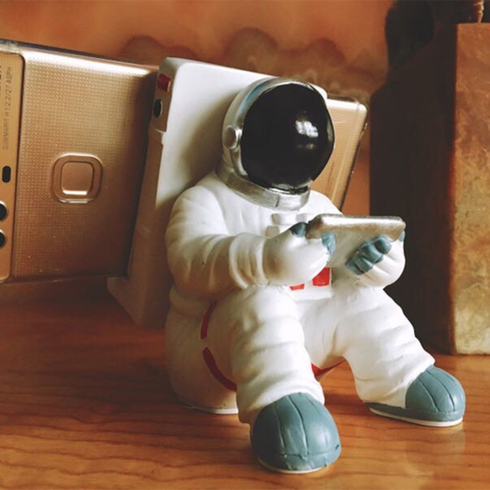 Creative Astronaut Desktop Universal Mobile Phone Stand Holder Mount Bracket Home Decor Home Accessories Office Desk Accessories - Korvel