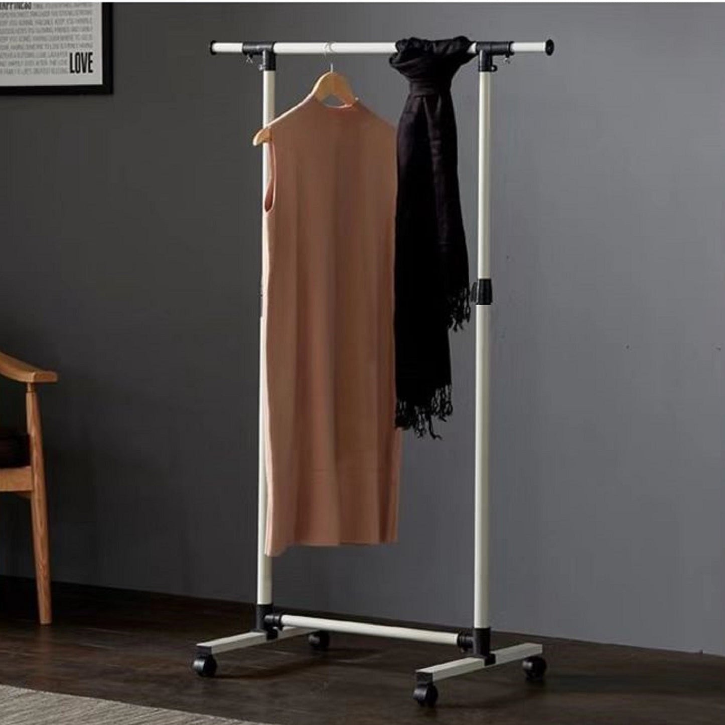 Porte-vêtements roulant robuste avec étagères inférieures