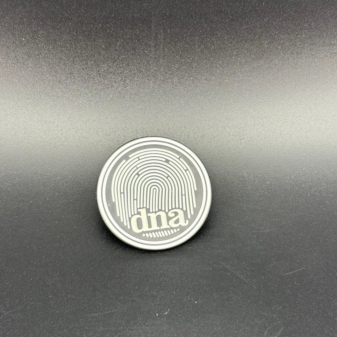 Épingle Mystère DNA Glow