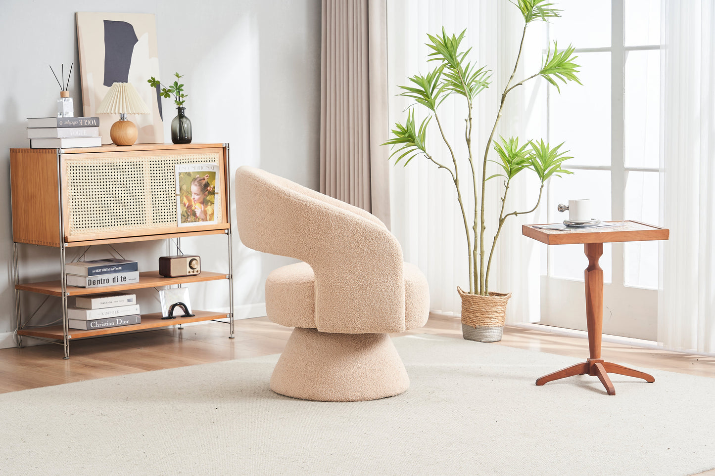 Fauteuil pivotant en tissu teddy nude