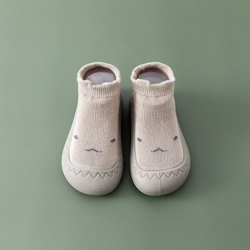 Chaussures de sol souples pour bébés avec chaussettes pour les premiers pas