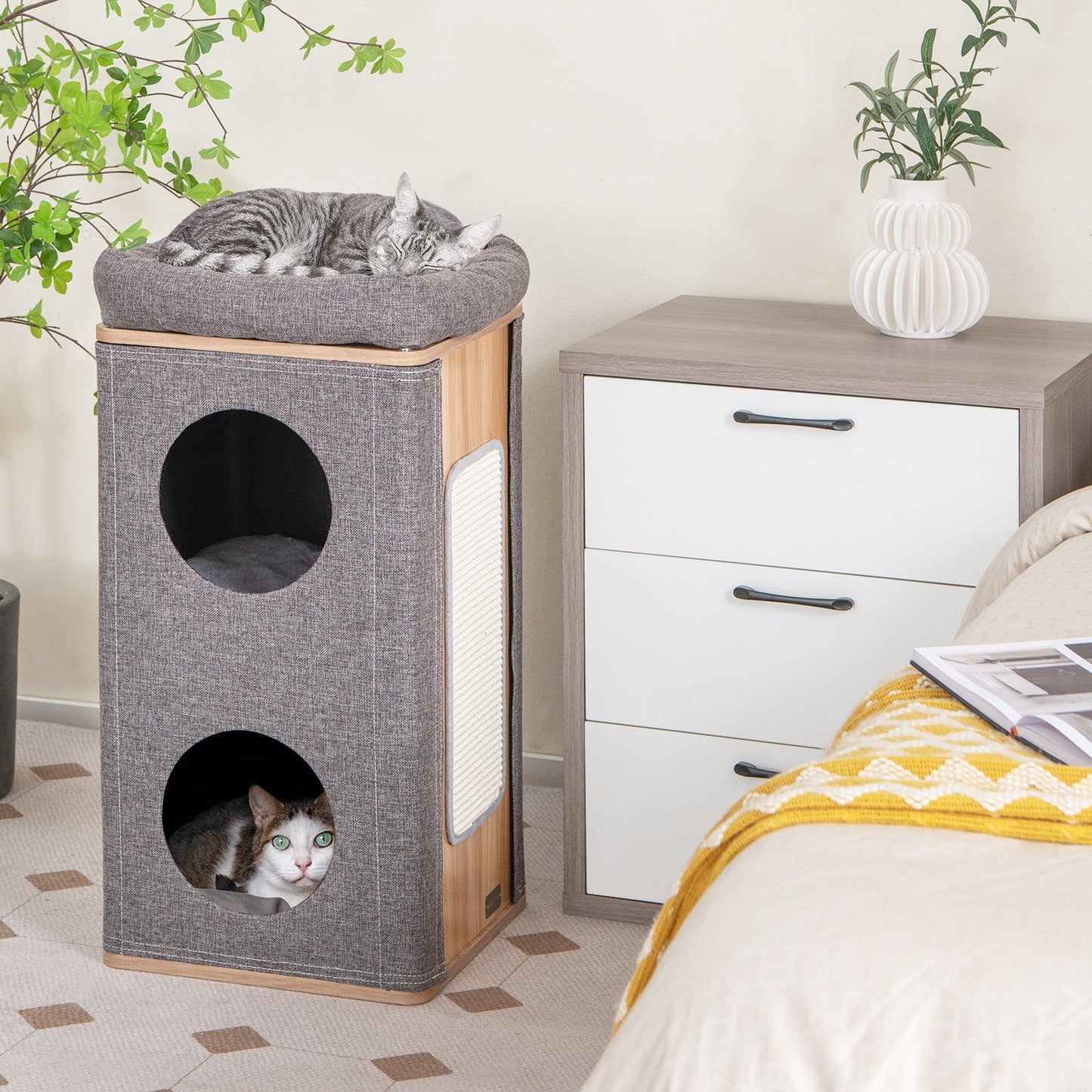 Maison pour chats à 3 étages avec planche à gratter pour chats d'intérieur