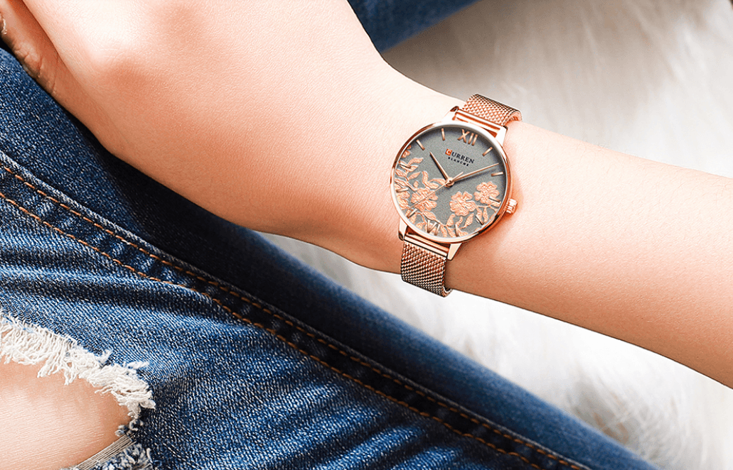 Montre élégante pour femmes étanche avec design de fleurs en découpage