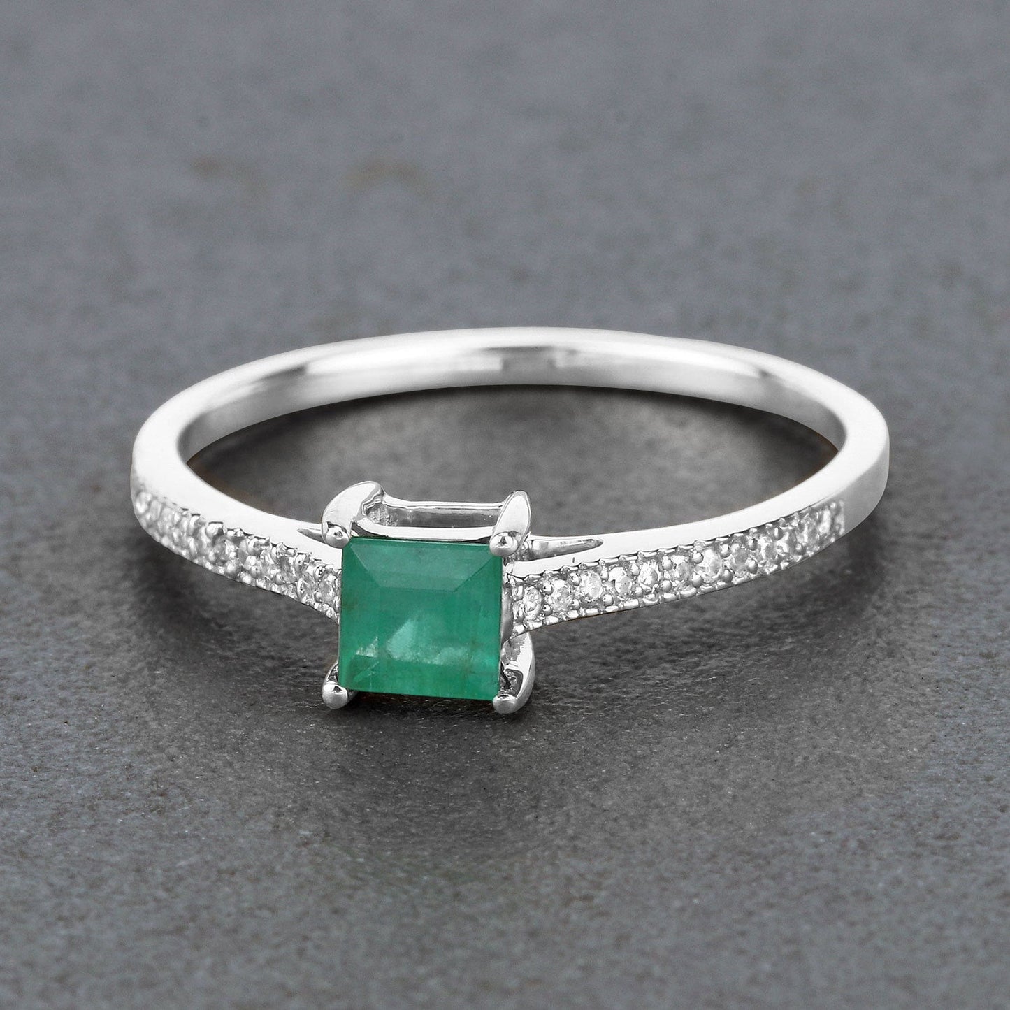 Bague de fiançailles en or blanc 14K avec émeraude zambienne de 0,67 carat et diamants