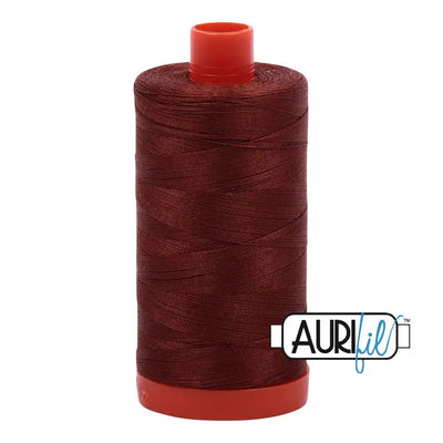 Hilo de algodón Aurifil 4012 marrón cobre 50wt en carrete grande