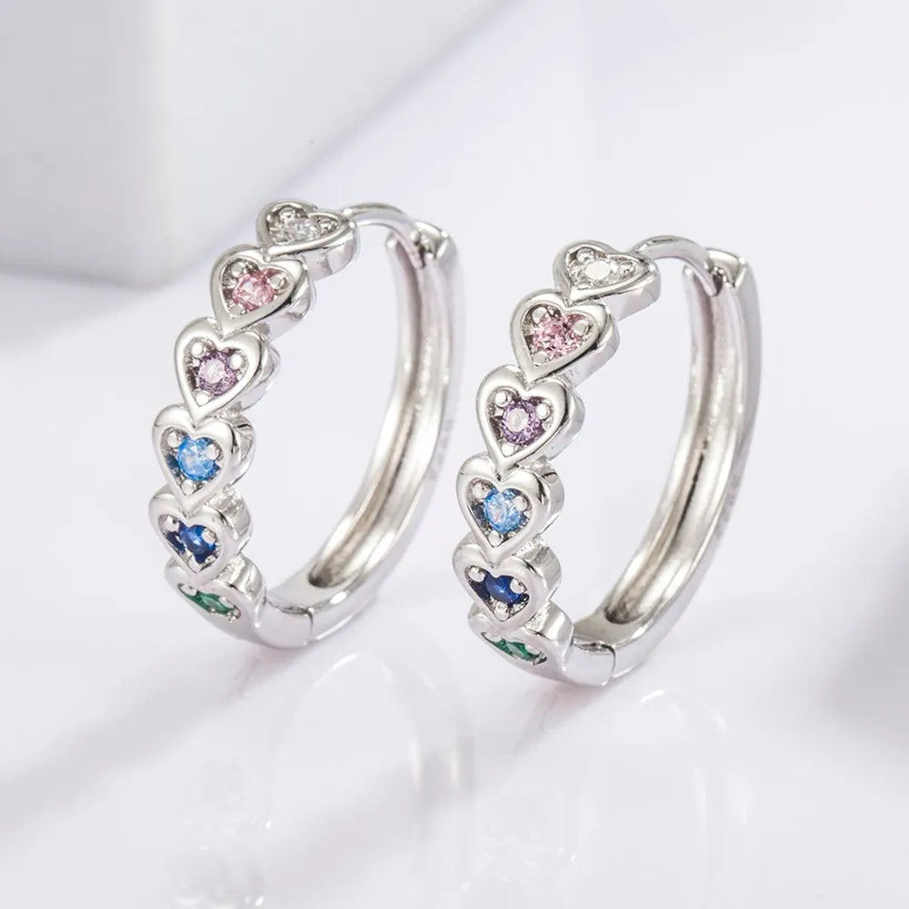 Pendientes Huggie de Corazón Incrustados de Zirconita en Plata de Ley 925