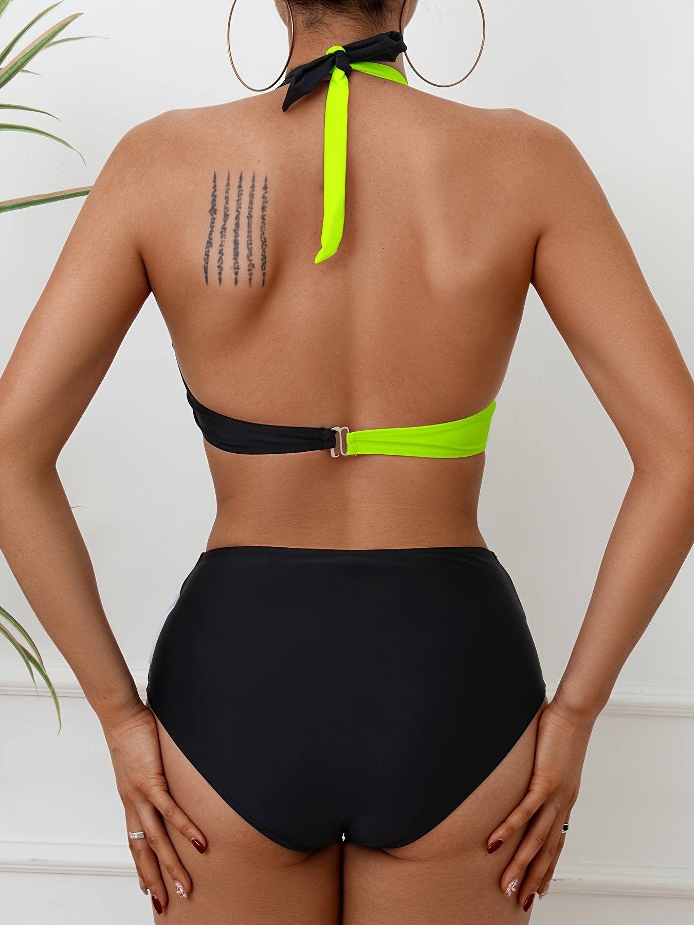 Conjunto de bikini cruzado en blanco y negro con contraste