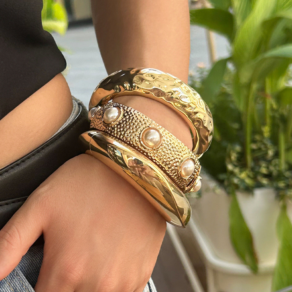 Fashionable pleated concave pearl bracelet with light luxury and metallic feel Bracelet wide face - Korvel
