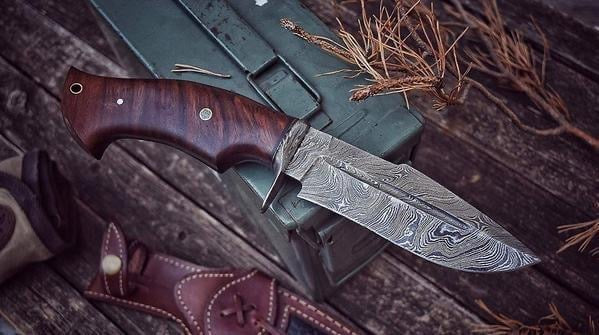Premium Hunting Knife – 10" Handcrafted Damascus Steel Blade with Elegant Rosewood Handle & Leather Sheath - Korvel