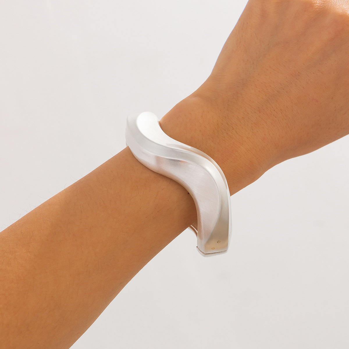 Bracelet Printanier à Bords Irréguliers avec Pliages Métalliques