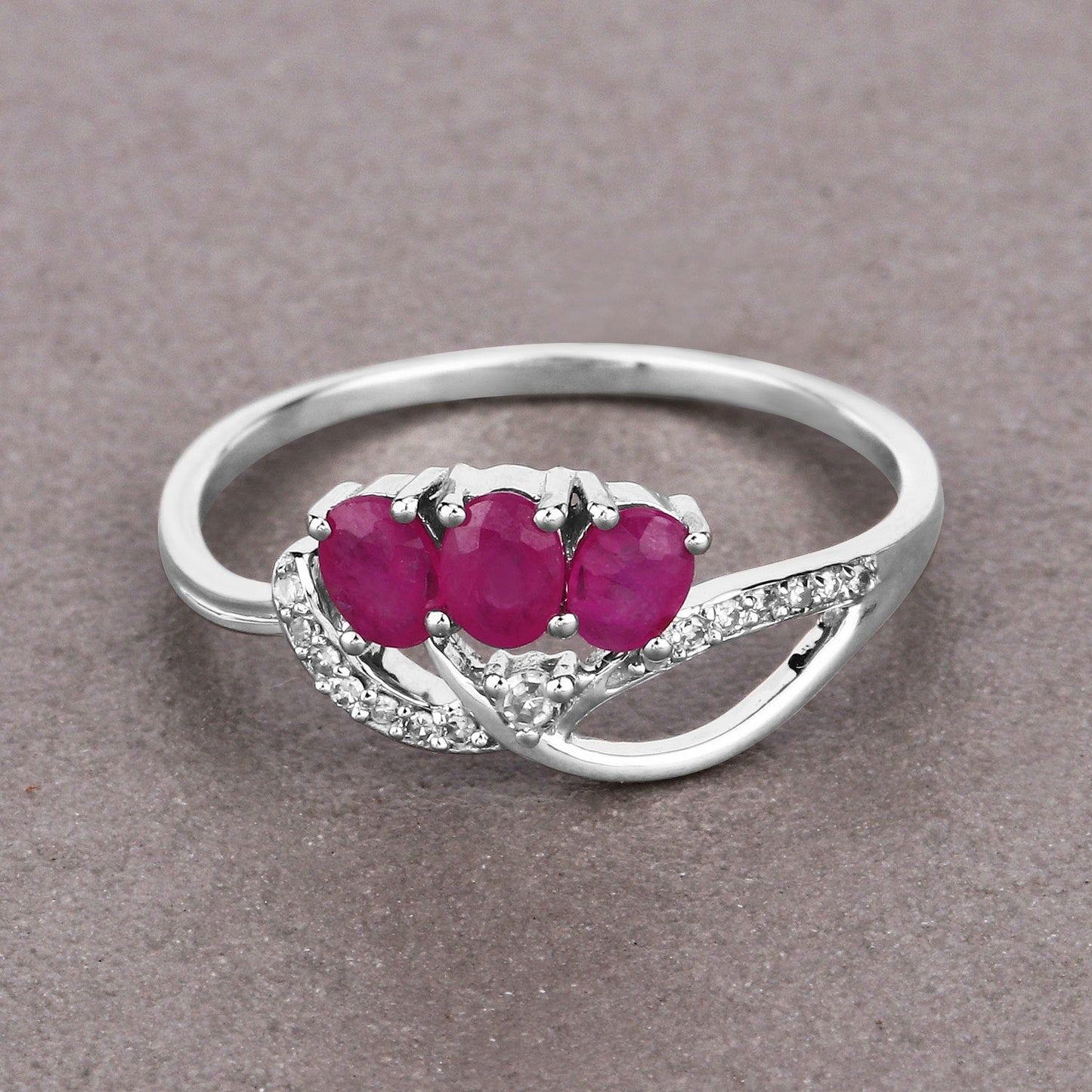 Bague de fiançailles en or blanc 14K avec rubis et diamants de 0,71 carat