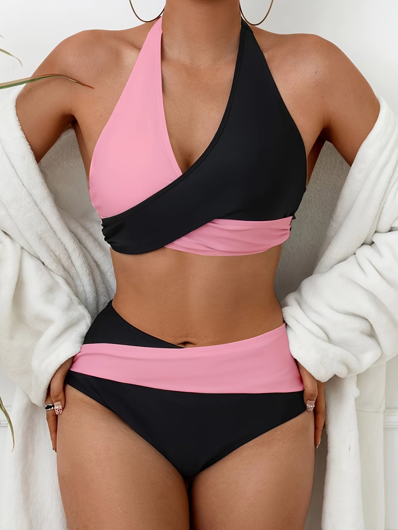 Conjunto de bikini cruzado en blanco y negro con contraste