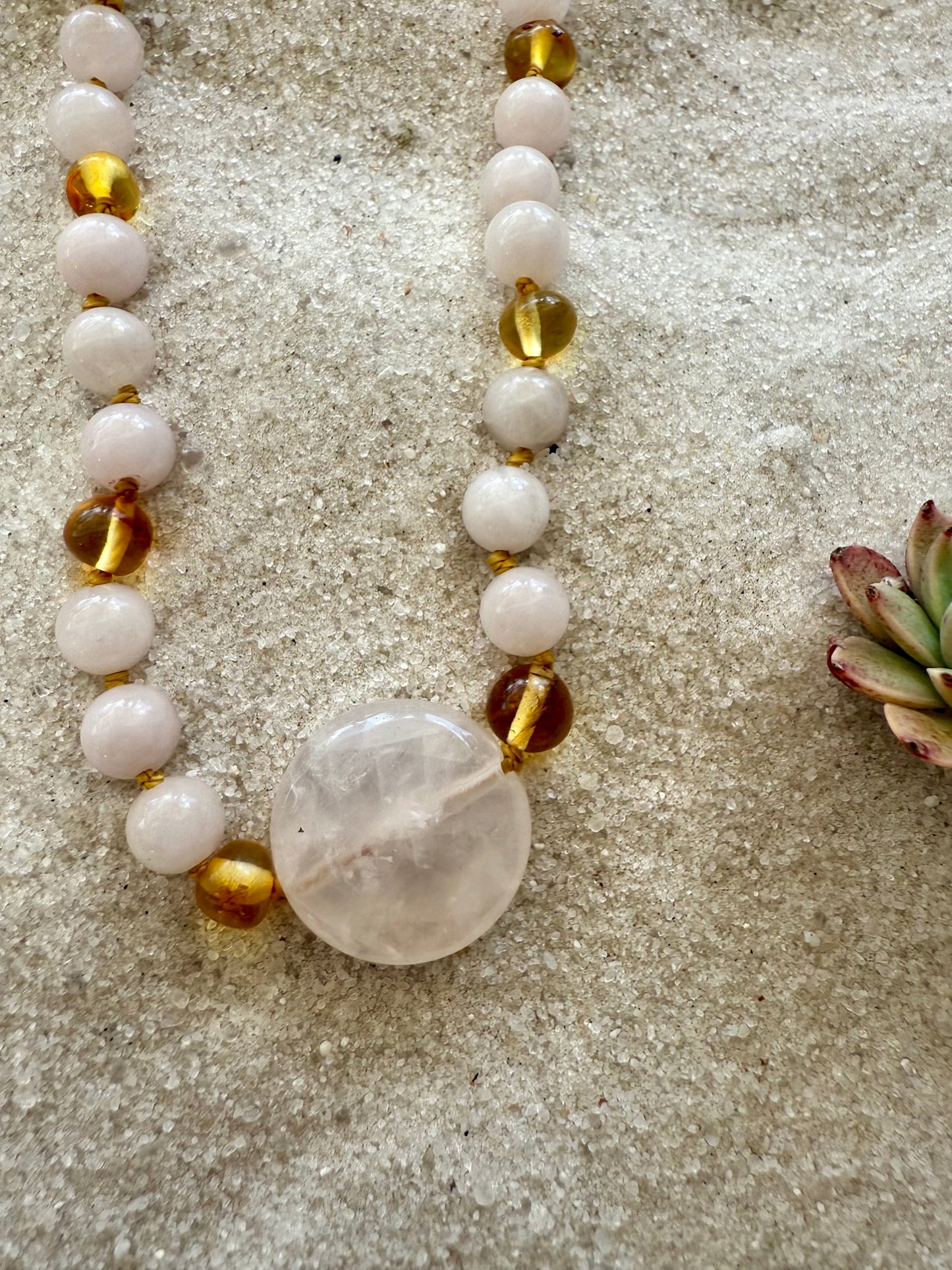 Collar de Cuarzo Rosa y Ámbar del Mar Báltico con Miel