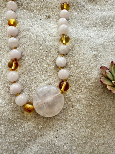 Collar de Cuarzo Rosa y Ámbar del Mar Báltico con Miel