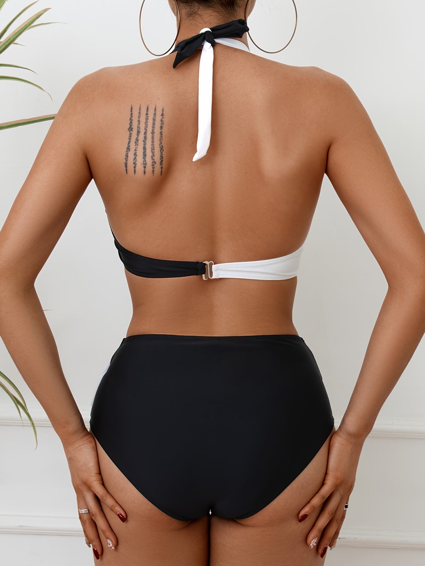 Conjunto de bikini cruzado en blanco y negro con contraste