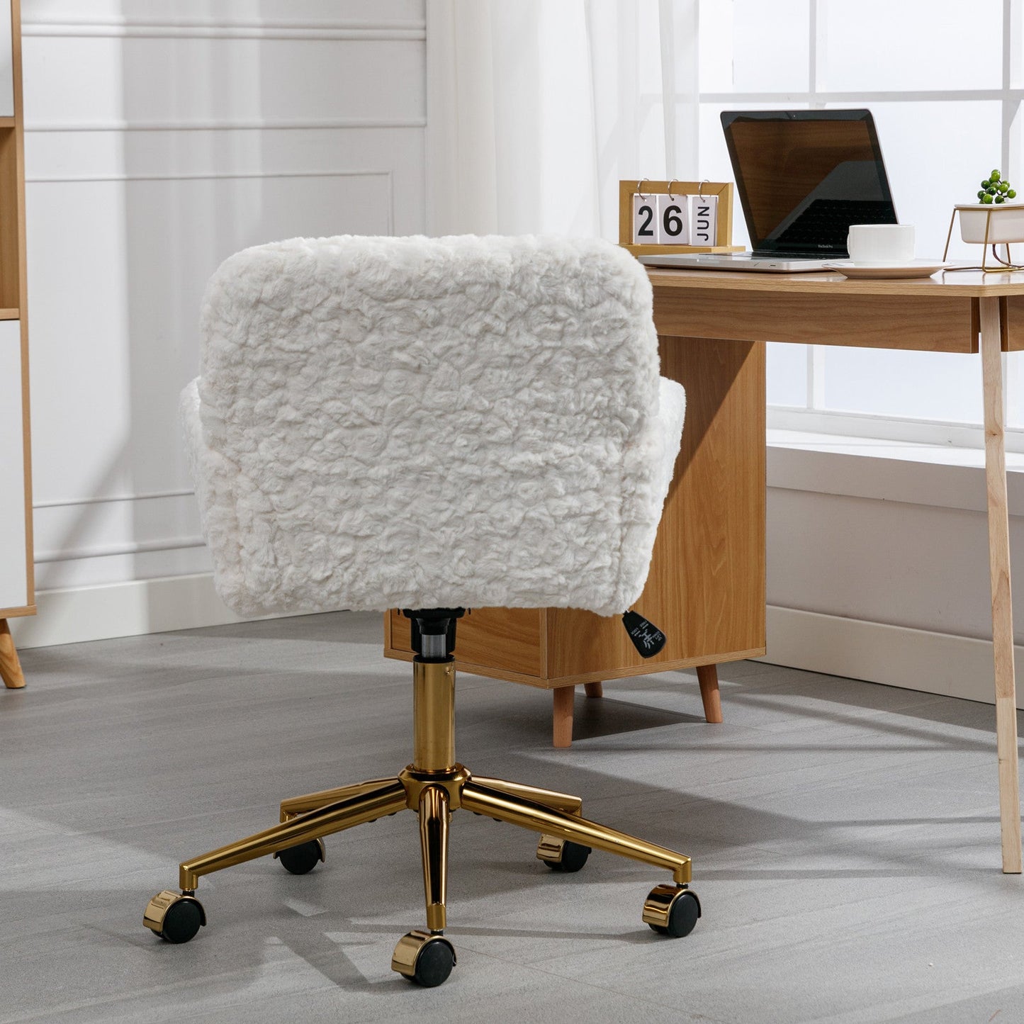 Chaise de bureau ajustable beige avec base en métal doré
