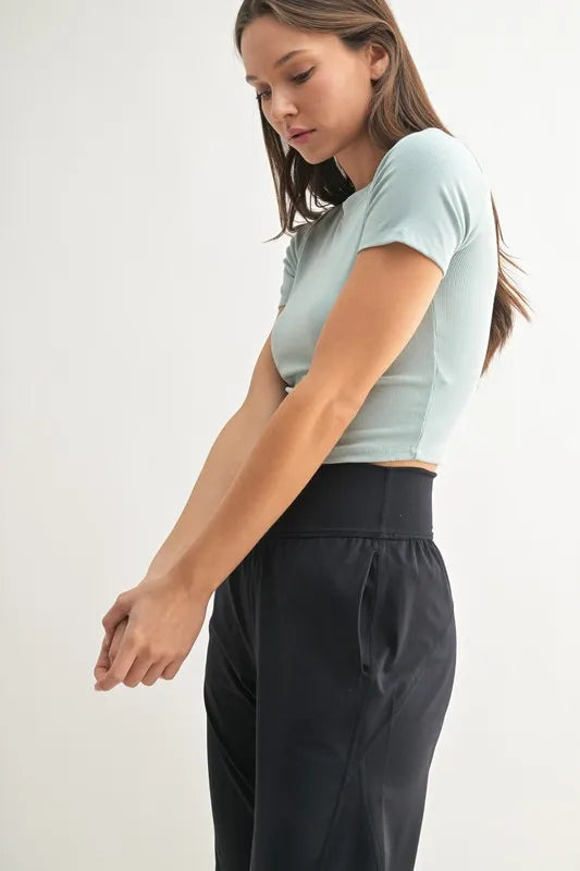 T-shirt de sport cropped en micro-rib de MONO B