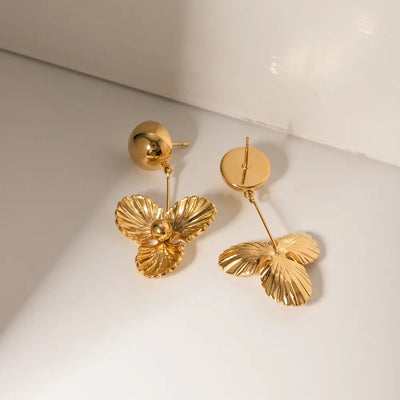 Boucles d'oreilles pendantes en acier inoxydable élégant en forme de fleur