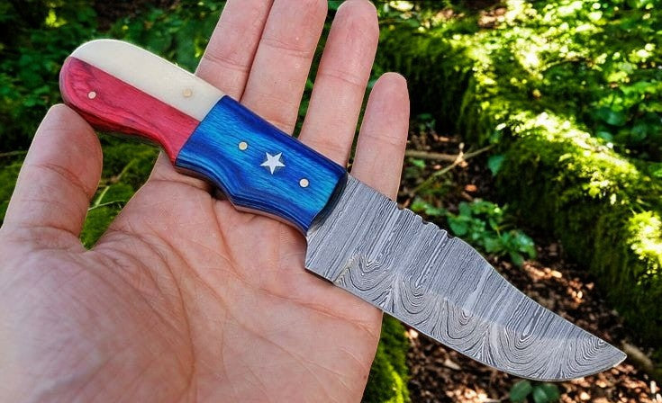 Lone Star Custom Skinning Knife: Exquisite Handmade Damascus Steel with Texas Flag Handle - Korvel