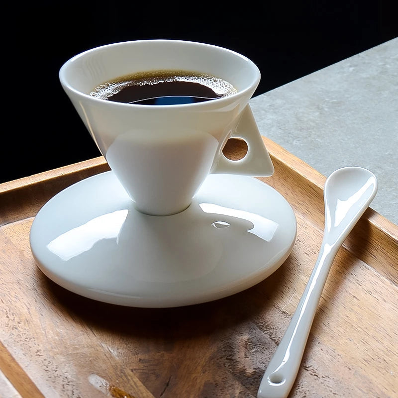 Ensemble de tasses et soucoupes à café exquisément préparées à la main