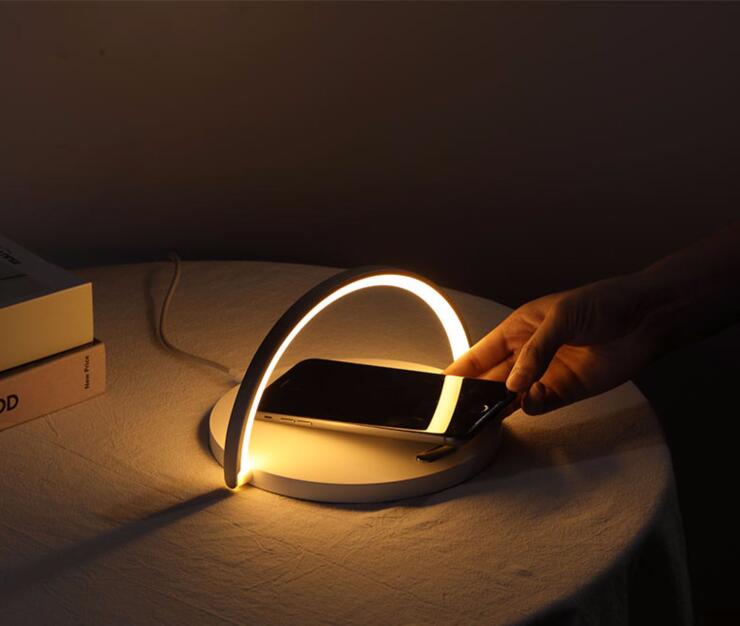 Lampe de Chargeur Sans Fil Qi en Bois - Support de Chargement Élégant pour Bureau