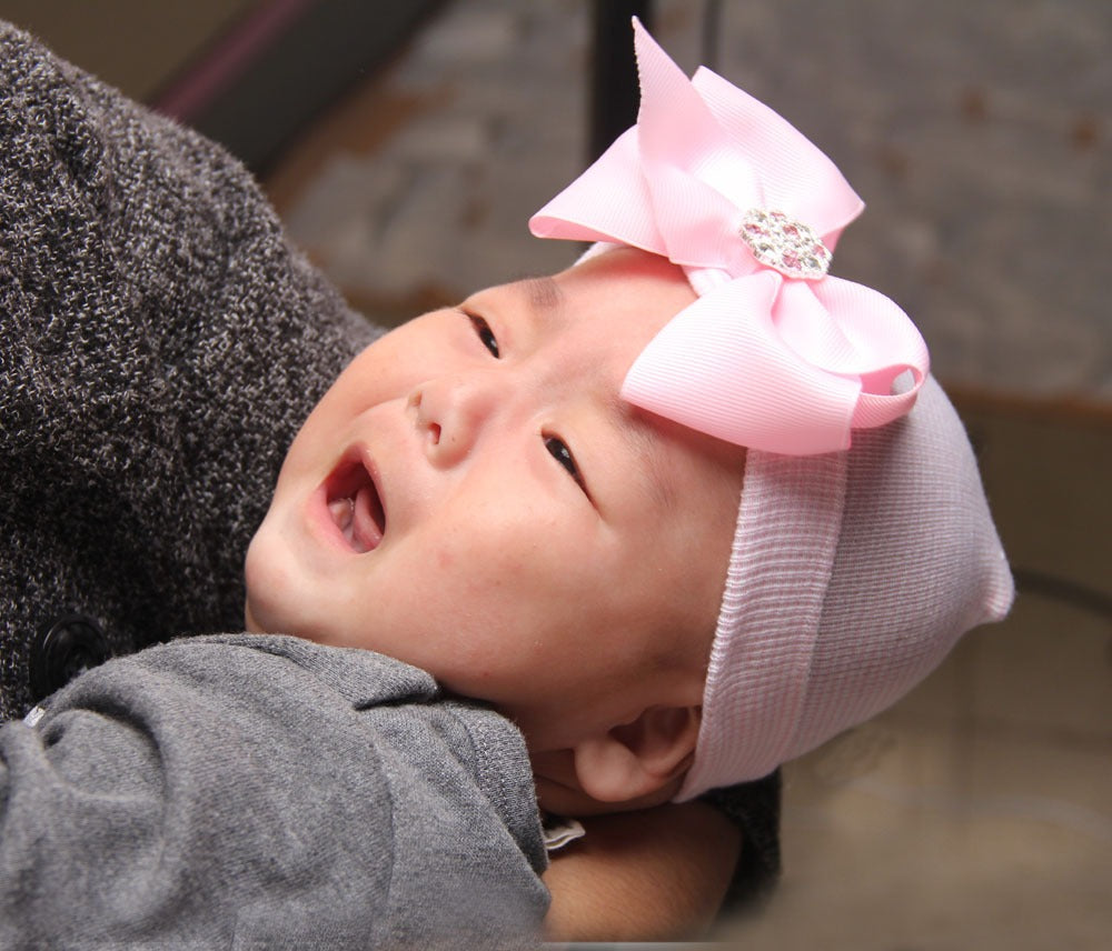Chapeau en tricot rayé rose scintillant pour bébé avec un grand nœud