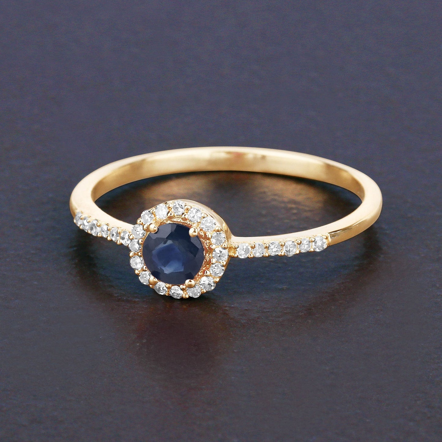 Anillo de Zafiro Azul de 0.38 Quilates y Diamante Blanco en Oro Amarillo de 14K