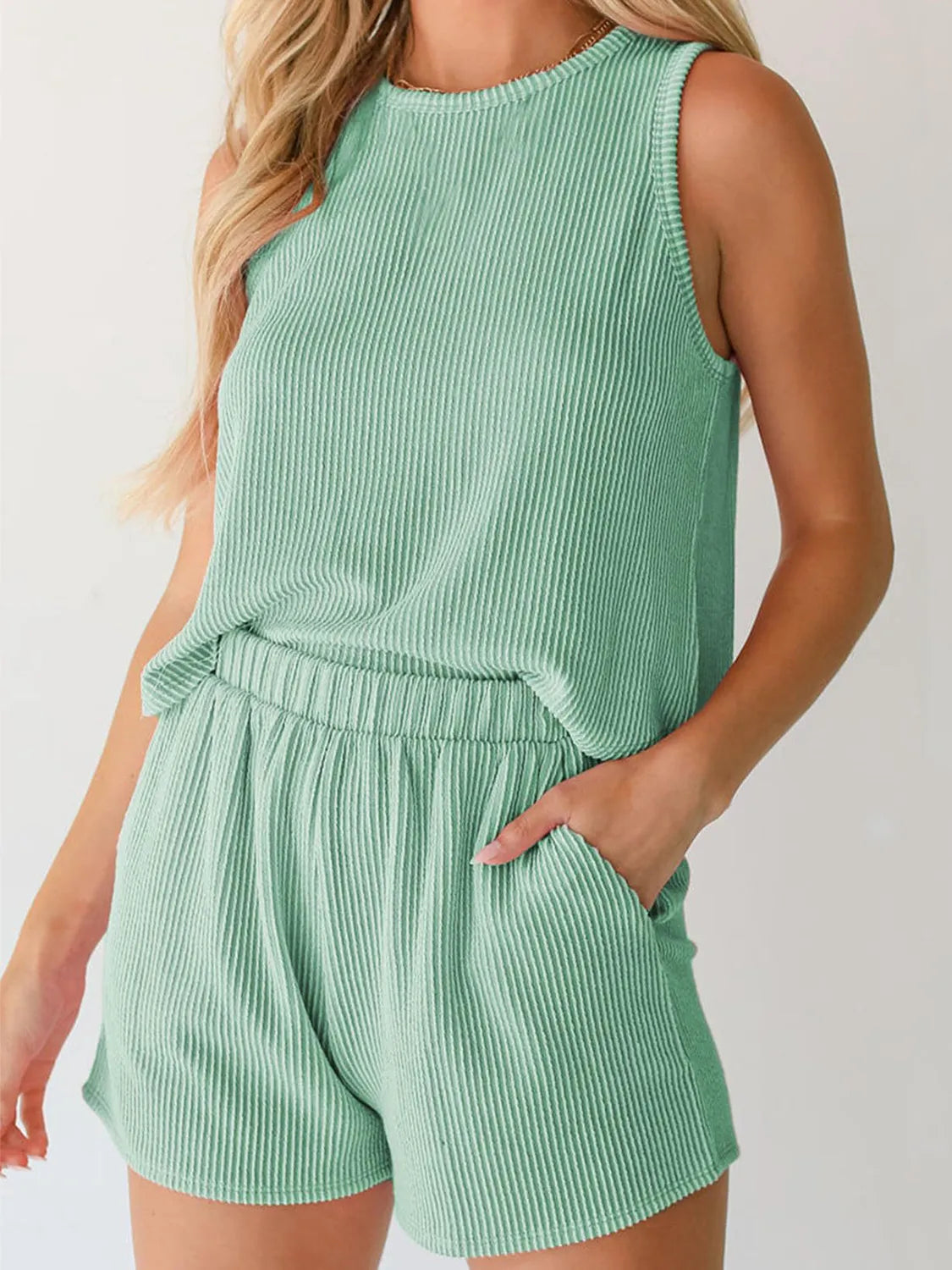 Conjunto de Top Sin Mangas de Cuello Redondo y Pantalones Cortos