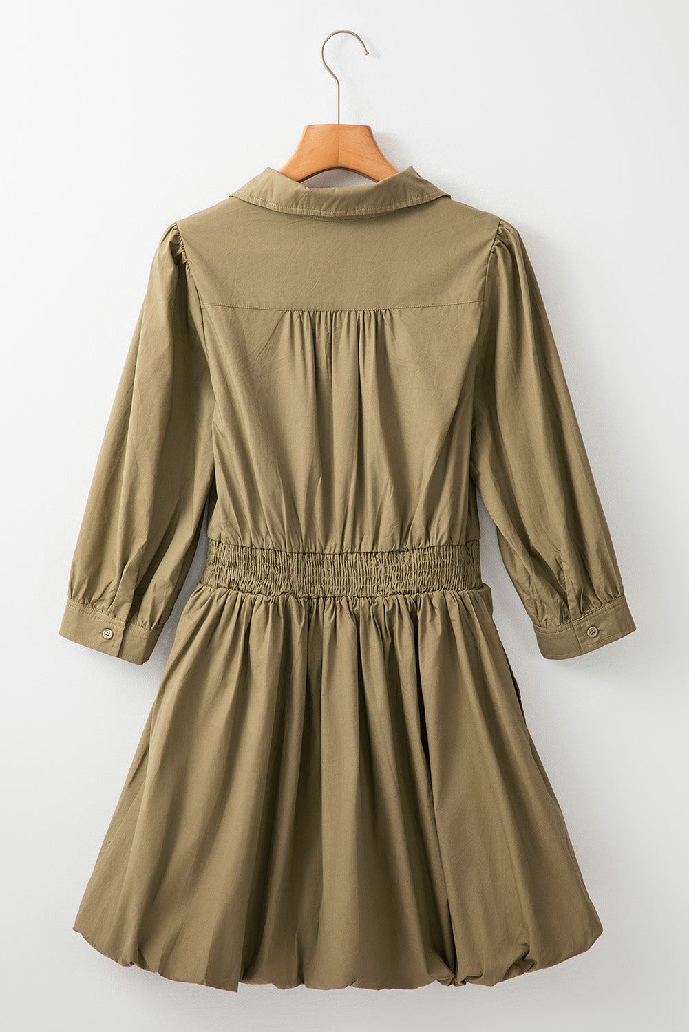 Elegante vestido mini verde con diseño smock atemporal