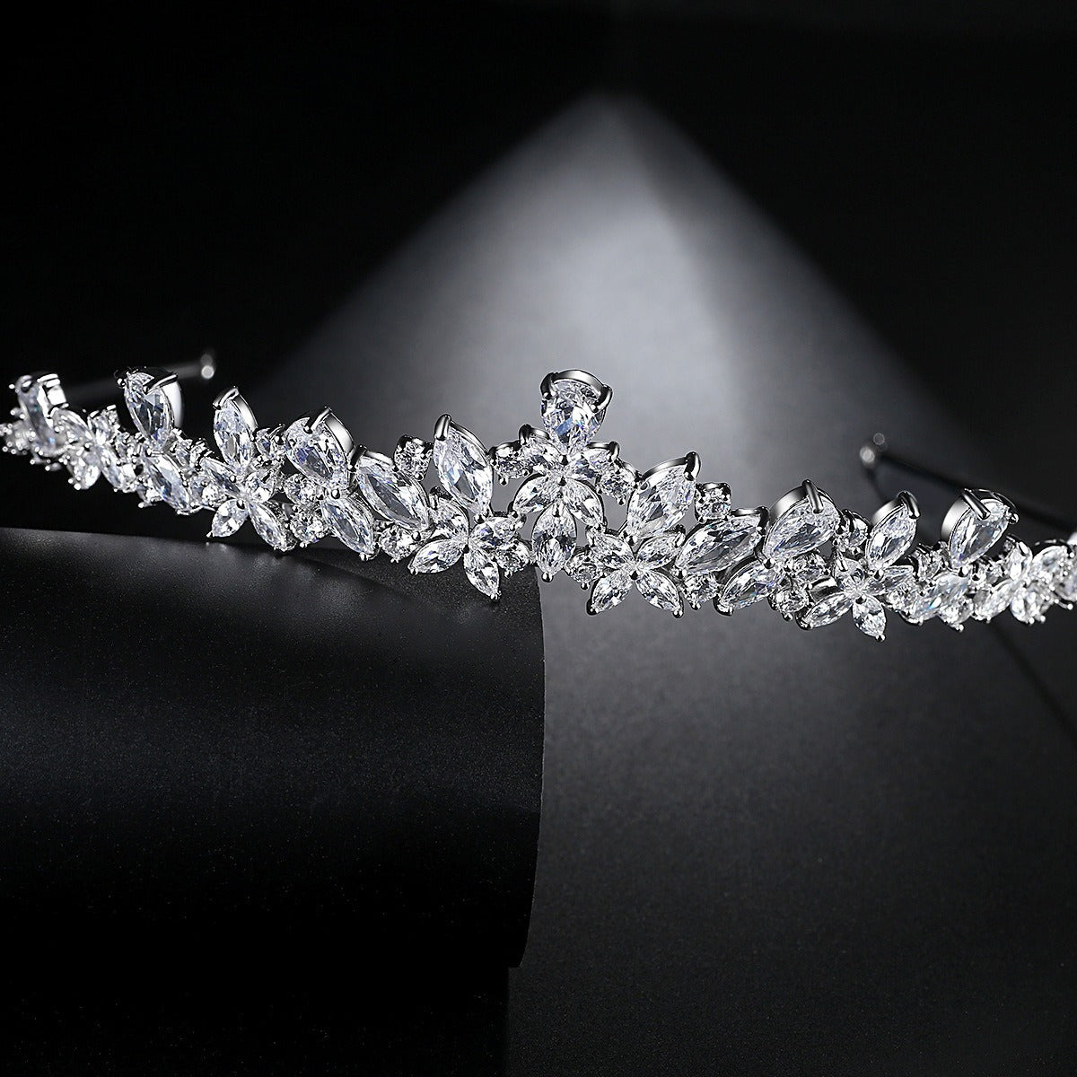 Diadema de Zirconio de Cobre Elegante para Ocasiones Especiales
