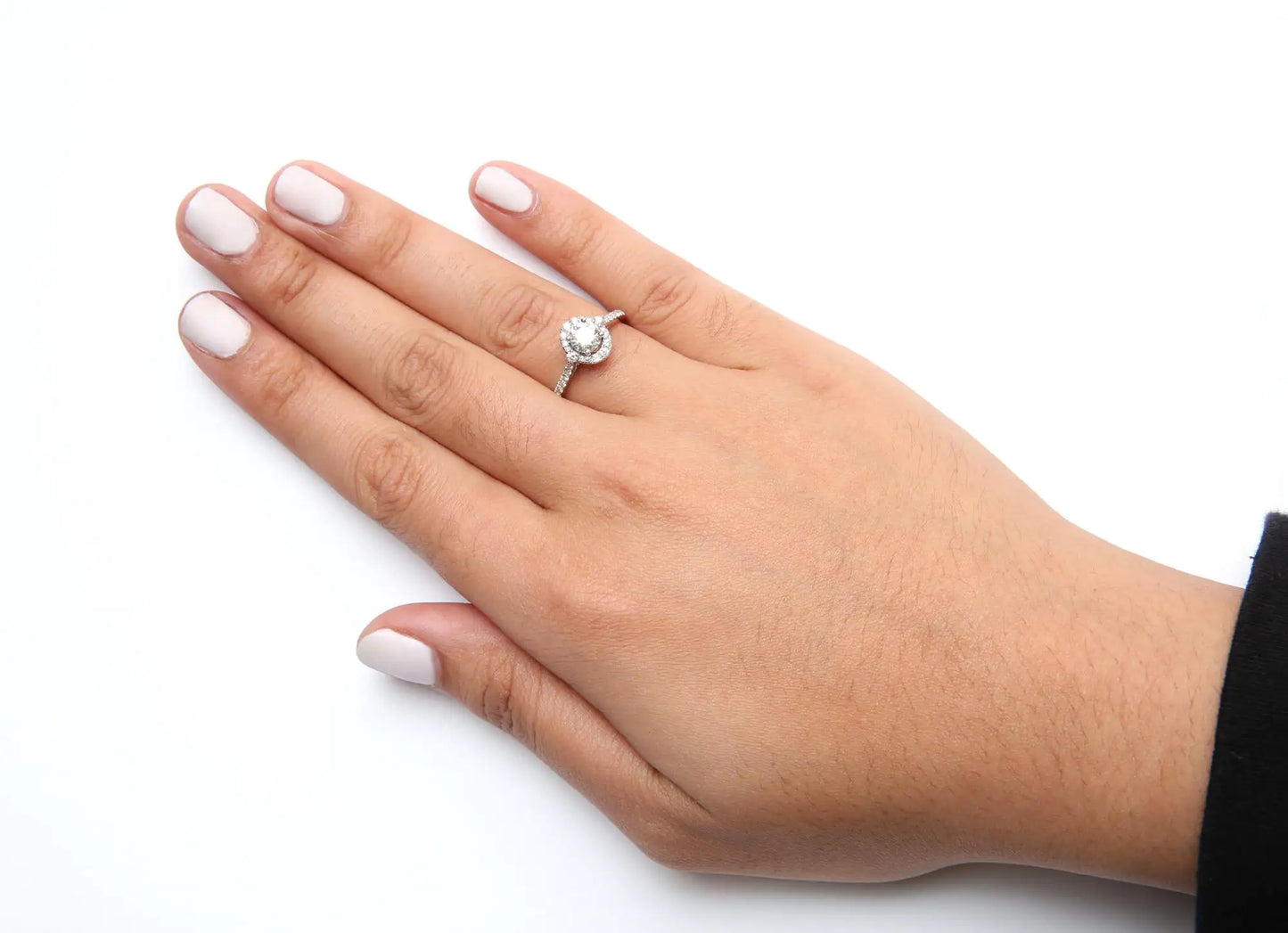 Anillo de Compromiso con Halo de Diamantes en Oro Blanco de 14k Certificado por GIA