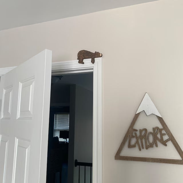Décoration de cadre de porte en bois d'ours brun