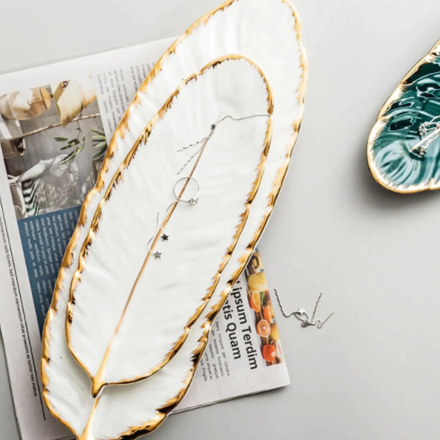 Assiette Élégante en Feuille pour un Service Stylé
